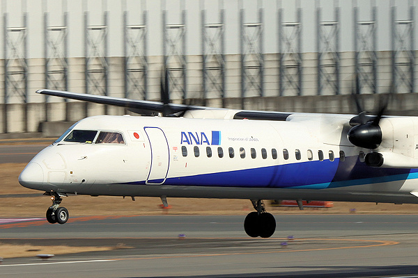 ANA DHC-8-400（JA856A)