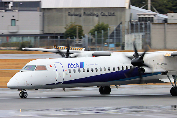 ANA DHC-8-400（JA855A)
