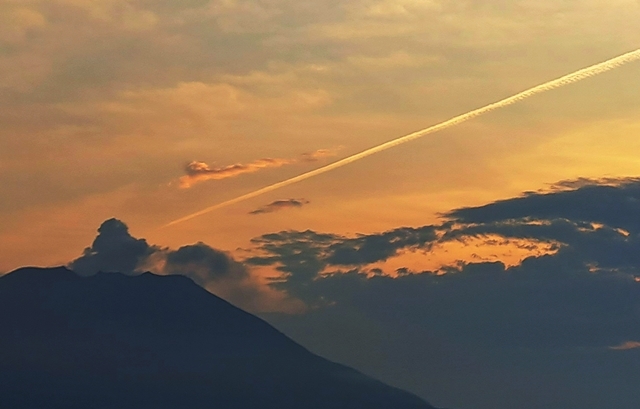 桜島飛行機雲2