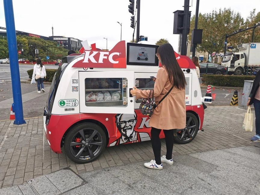 【画像】中国ではケンチキの無人移動販売機があるらしい