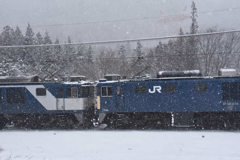 2024年2月25日撮影　西線貨物8084ﾚ　EF64-1027号機　更新色＋原色　雪が降る中