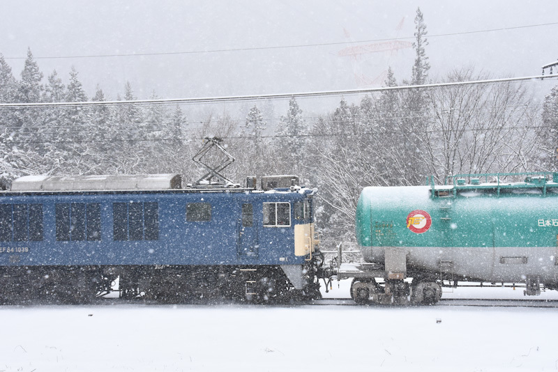 2024年2月25日撮影　西線貨物8084ﾚ　EF64-1027号機　原色+緑タキ　雪が降る中