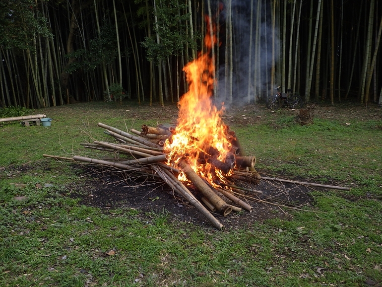 竹を燃やした